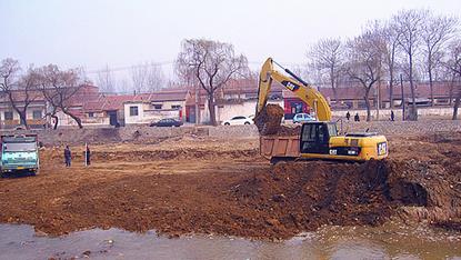 工程施工队选择挖掘机配件来桂之邦