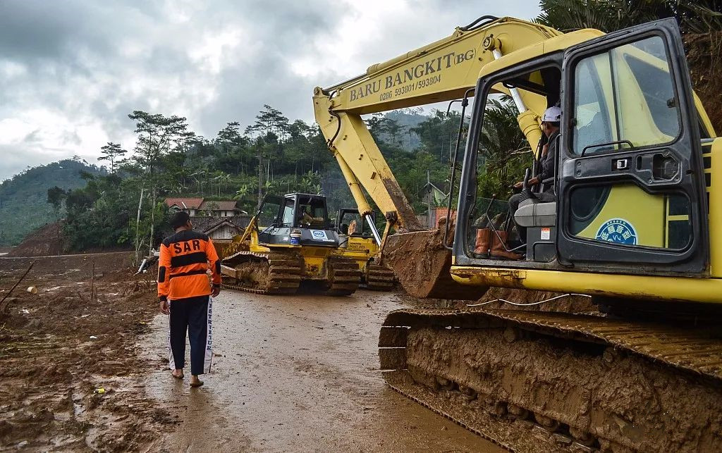 挖掘机配件批发市场