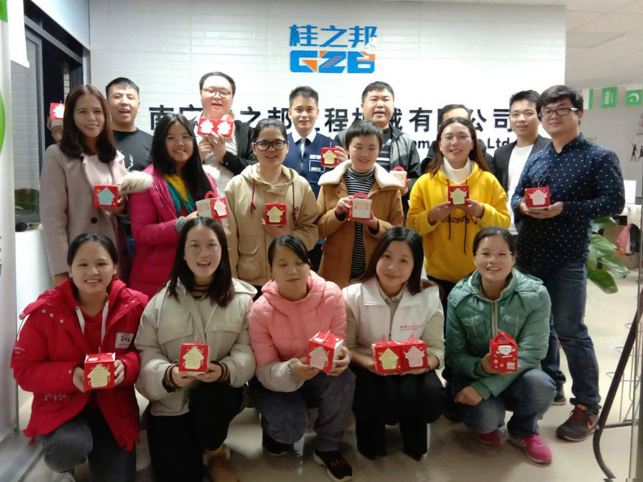 你是不是在等待一位卖挖机配件头戴红帽子、有白胡子的老人出现？